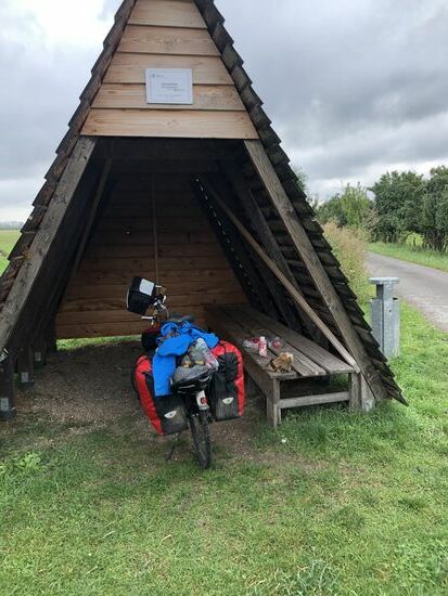 Schutzhütte auf dem Rosenburger Damm vor Werkleitz