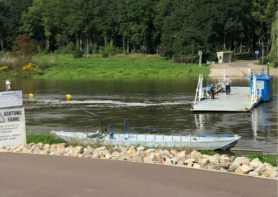 ... gerade noch auf der anderen Seite der Saale angekommen