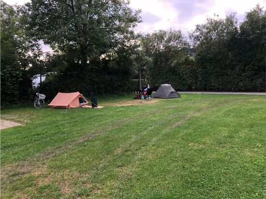 Nils Reise im Steilwandzelt und mit Fahrradkorb am Lenker 