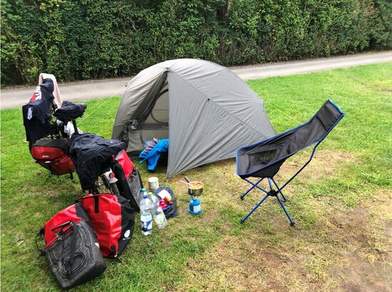 Nach dem Duschen wusch ich im Waschbecken nochmal meine restlichen Klamotten, in der Hoffnung, dass sie morgen auf dem Rad trocknen würden.