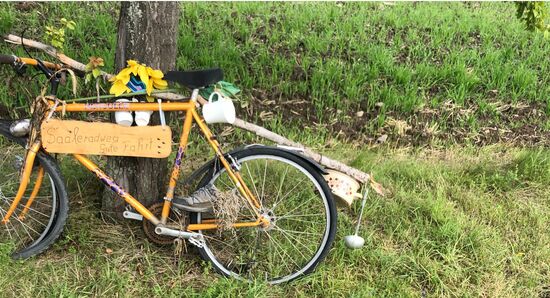 Auf der Straße nach Rudolstadt standen Fahrräder, welche den Saaleradweg schmückten 