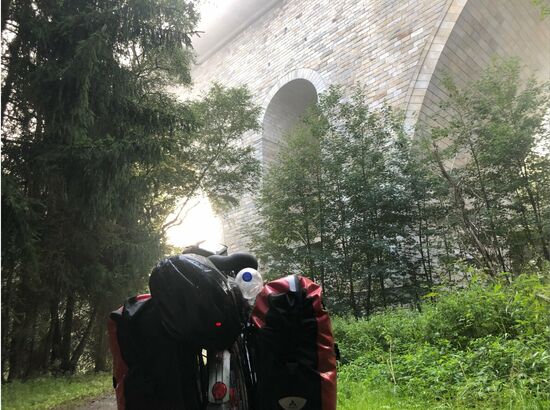 Ich unterquerte die Autobahn A 72 unter einer mächtigen Brücke.