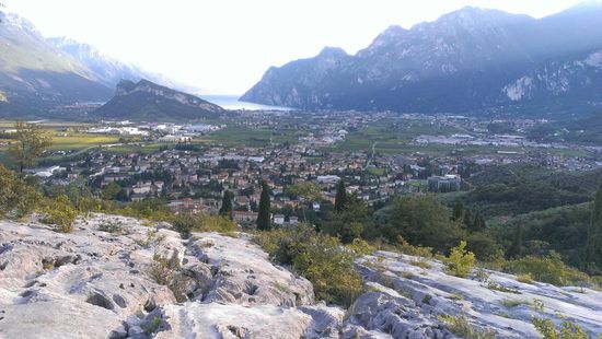 Blick vom Ausstieg des Klettersteigs in Arco auf den Gardasee.