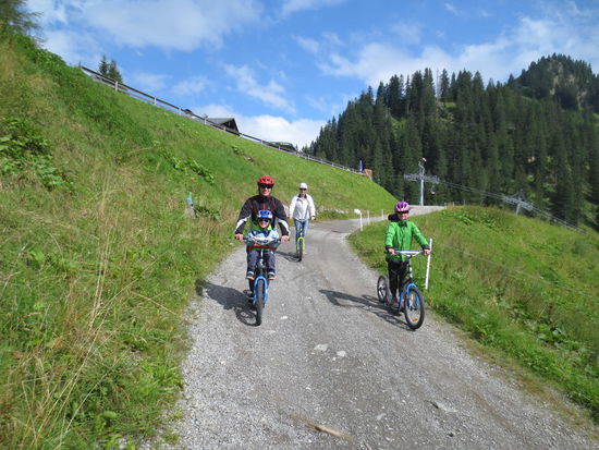 Die Rollerfahrt vom Almkopf nach Berwang.