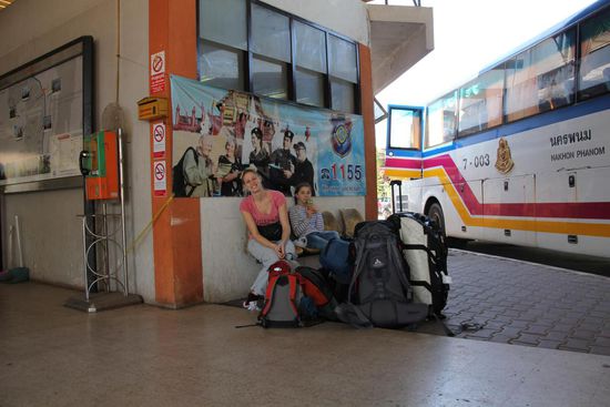 Am internationalen Busbahnhof von Nakhon Phhanom warteten wir darauf mit dem Bus nach Laos aufzubrechen.