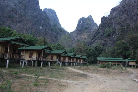 Die Bungalows für die Gäste. Hinten quer dazu steht das Langhaus der Mitarbeiter