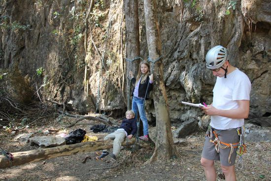 Ein Tag am Fels. Die Kinder spielen und Eric sucht nach neuen Kletterrouten für uns.