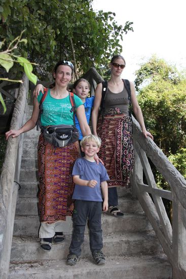 Auf dem Weg zur Buddha-Höhle. Claudia und Christa mussten traditionelle Röcke mieten, um diese betreten zu dürfen.