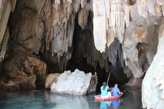 Mit dem gefundenen Boot trauten sich Ronja und Claudia in die Höhle hinein - zumindest soweit, wie sie mit dem langen Bambusstab navigieren konnten.
