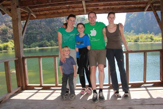 Die ganze Familie an einem Ort der Ruhe. Dieser etwas abgelegene See gefiel uns besonders gut.