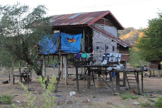Die Hütten der Laoten lassen auf deren Lebensverhältnisse schließen. Nichtsdestotrotz haben wir selten so ein freundliches und fröhliches Volk erlebt.