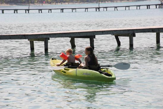 Die Kinder im Kanu.