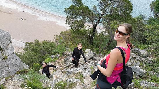 Von der großen Ruine aus kann man weit über die umliegende Landschaft blicken. Aber der Weg hoch und vor allem wieder runter fiel nicht jedem Tourist leicht, dem wir begegneten.