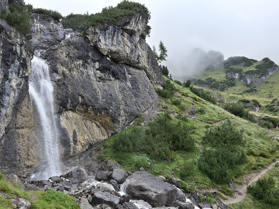 In den Imster Bergen gibt es viele wunderschöne Wanderwege. Wer mit Kindern unterwegs ist, sollte aber aufpassen, denn gute Trittsicherheit ist oft von Nöten.