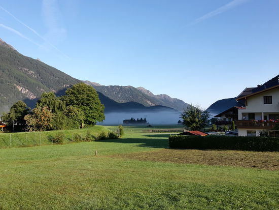 Auf dem Weg vom Campingplatz zum Bäcker begegneten uns morgens noch leichte Nebelfelder.