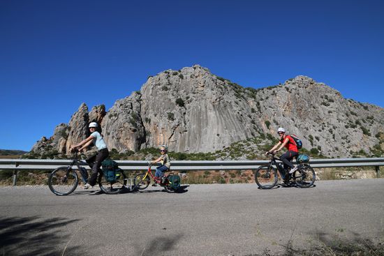 Mit den Bikes geht es zum Klettergebiet.