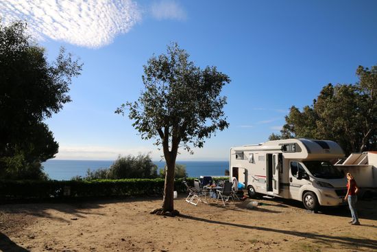 Unser Schlafplatz in der Nähe von Tarifa mit Blick auf das Meer und die Küste Marokkos