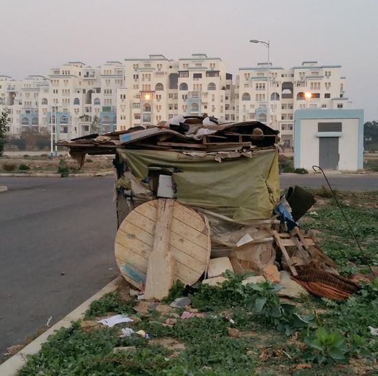 Diese Behausung fanden wir im Schatten der neuen Hochhäuser Martils. Es zeigte uns nur allzu deutlich, wie groß hier der Graben zwischen Arm und Reich ist.