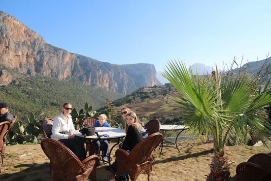 Beim Café Rueda kann man nicht nur Abends hervorragend essen, sondern auch auf der Terrasse die Sonne genießen - und nicht zu vergessen - man kann hier auch schön klettern gehen.