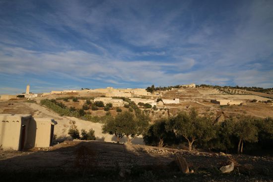 Je südlicher man kommt, desto staubiger wird es. Die Lehmbauten der Städte und Siedlungen heben sich immer weniger von ihrer Umgebung ab.