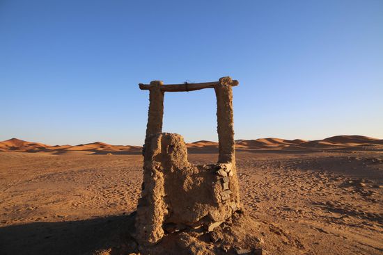 Man sollte meinen, in der Sahara gäbe es wenig Wasser - dem ist aber nicht so. Dieser alte Brunnen hier jedoch hat ausgedient.