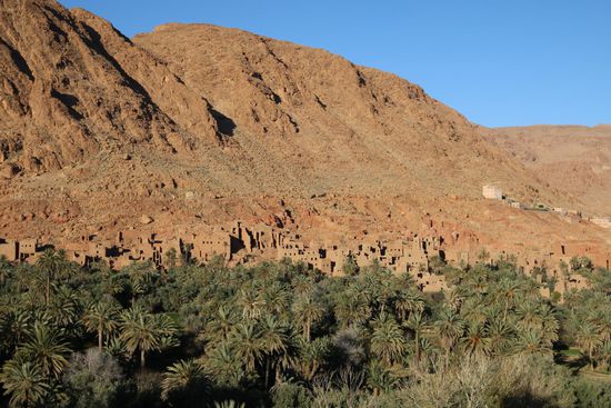 Die Stadt Tinghir ist aus vielen kleinen Siedlungen rund um die hiesige Oase zusammengewachsen. Typisch sind auch hier wieder die vielen Lehmgebäude.