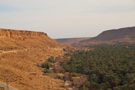 Viele Menschen in Marokko leben von der Oasenwirtschaft. Entlang der Oasenränder findet man deshalb oft Siedlungen. Hier sieht man eine der längsten Oasen Marokkos.