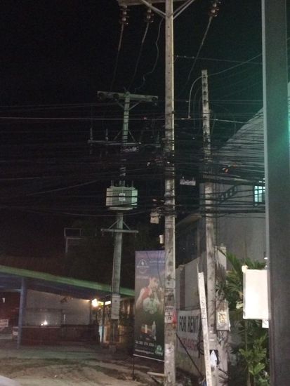 Da soll ein Stromer das richtige Kabel finden 
" Eneh meneh muh" oder so  haha