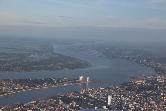Zusammenfluß von Tonle Sap (Vordergrund) und Mekong
