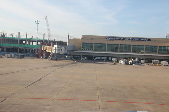 Flughafengebäude vom Rollfeld aus gesehen