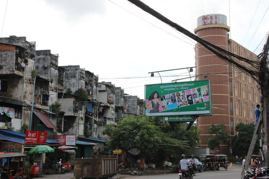 Innenstadt Phnom Penh; am rechten Bildrand der Monteur im Kabalgewirr