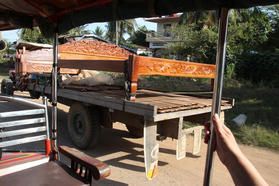 Transport von neuen Betten auf einem Art Dreirad-Gefährt