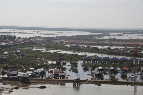 Blick vom Berg Phnom Khrom auf das Dorf Chong Khneas