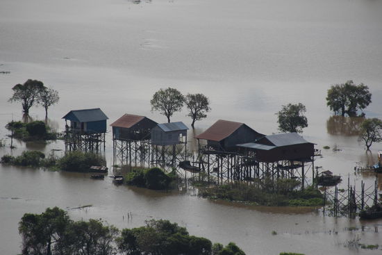 Häuser auf Stelzen wegen Überschwemmung in der Regenzeit (Monsun)