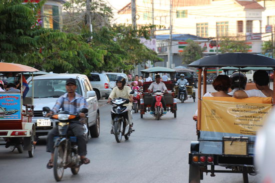 Tuk-Tuk, Mopeds, Autos alles fährt irgendwie nach eigenen Regeln