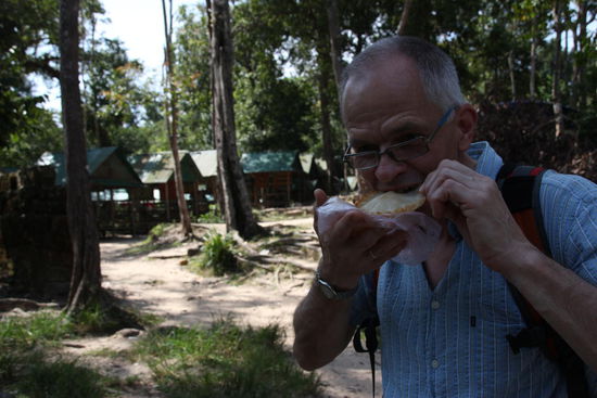 Reispfannkuchen kostet 1500 Rhiel=0,30 Euro