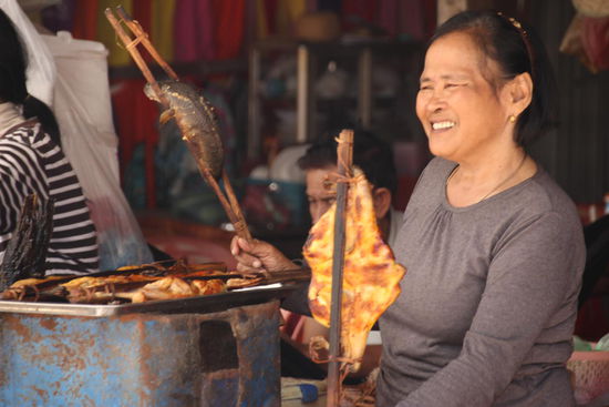Überall Verkaufsstände mit Essen. Fisch direkt gegrillt oder