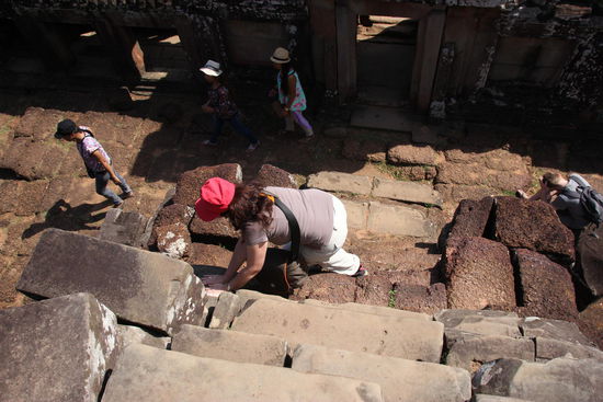 Anette beim Abstieg vom Tempel Phimeanakas