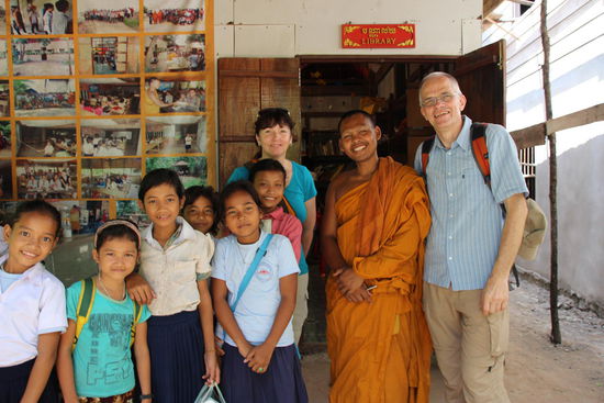 Mönch (Lehrer) mit Schülern (8-10 Jahre)