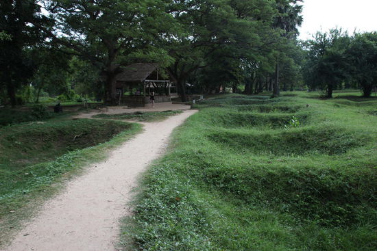 Vertiefungen sind ehemalige massengräber