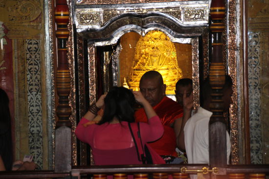 Goldpyramide in der sich die Zahnrelique befindet