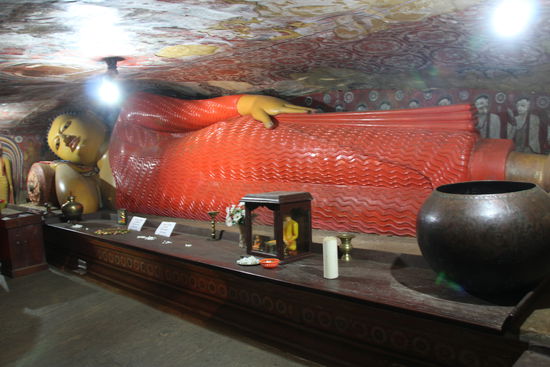 Liegender Buddha in der Felsenhöhle