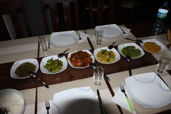 Abschiedsabendessen im Guesthouse mit süß-saurem Hühnchen, Ladiesfinger, Bohnen, Kürbis in Kokosnußmilch, Linsen und Kokosflocken mit Kräutern.