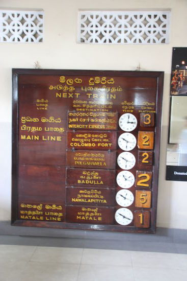 "Moderne" Zuganzeige auf dem Bahnhof von Kandy