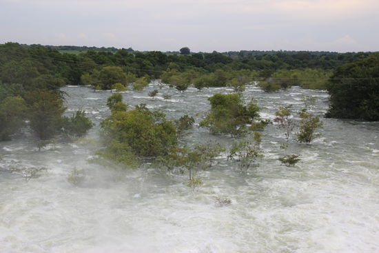 Schleusen eines Sees wegen Hochwasser geöffnet.