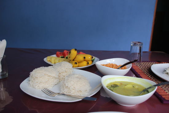 Stringhoppers mit Kartoffel-Curry, Sambol mit Chili und Obst; unser Frühstück