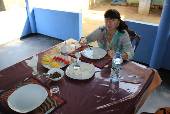 Sri Lanka Frühstück mit Milchreis, geröstete Zwiebeln mit Trockenfisch und Obst