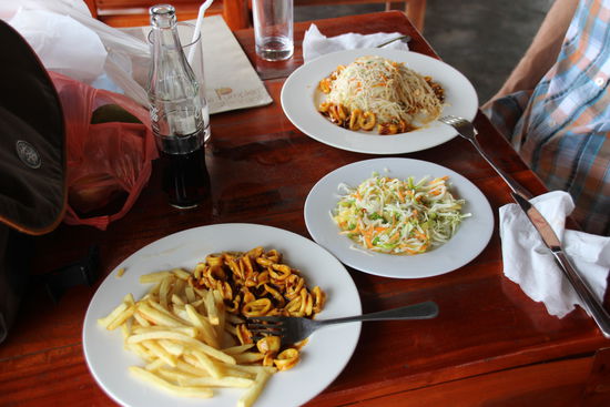 Frische Calamaris mit potato Chips bzw. Nudeln und leckerem Salat