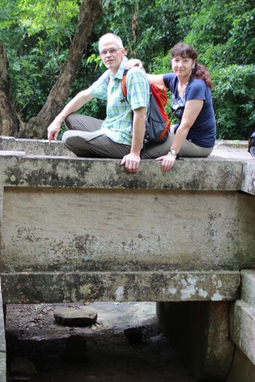 Auf den Ruinen des Waldklosters Arankale. Mitten im Urwald ein sehr ruhiger und idyllischer Ort.
