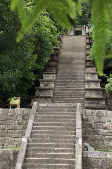 Aufstieg zum Felsenberg Yapahuwa. hier befinden sich die Reste eines Palastes aus dem späten 13. Jahrhundert.